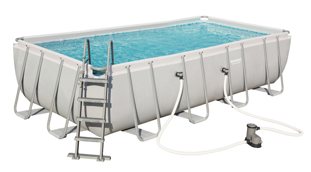 Rektangulær overjordisk basseng med stige og filterpumpe.