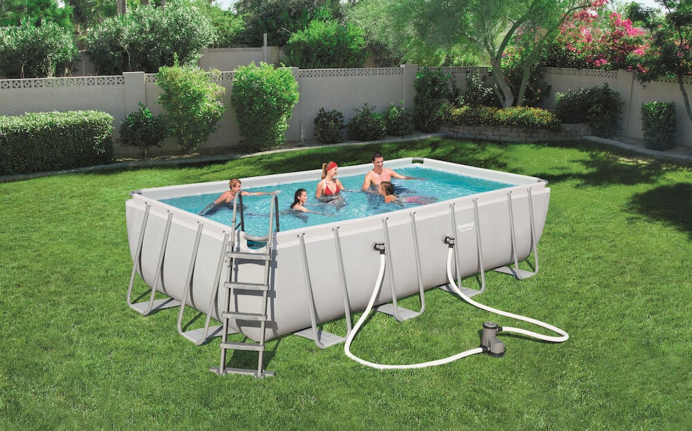 Rektangulær stålrammebasseng med stige og filterpumpe.