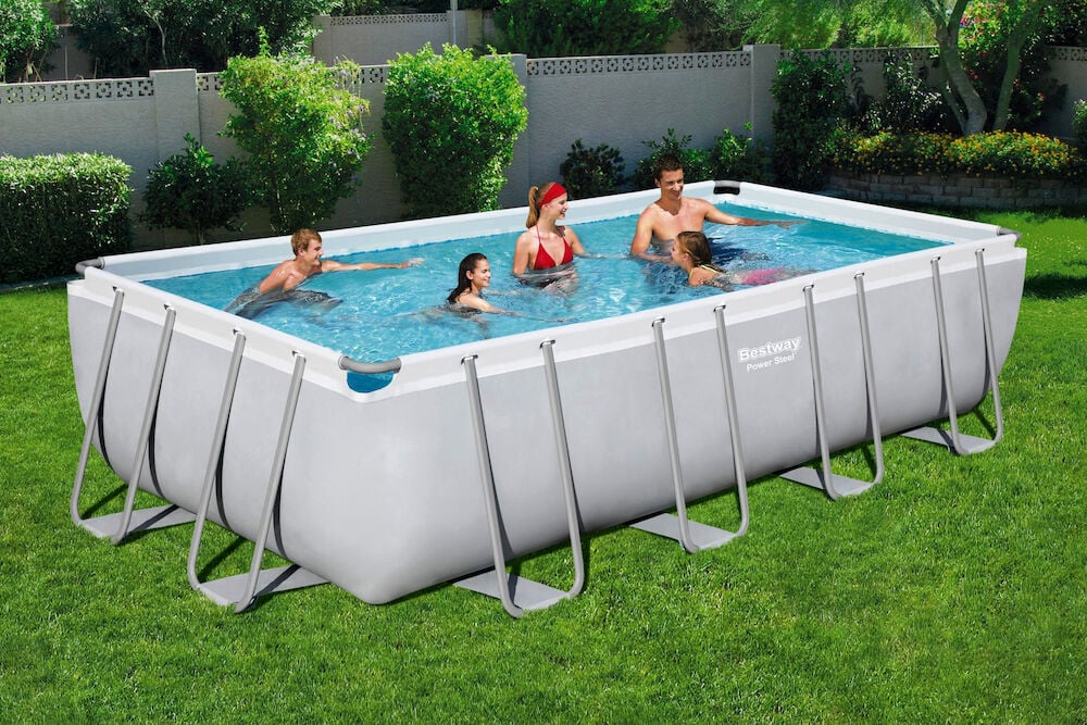 Rechteckiger Pool mit Metallrahmen und badenden Personen.