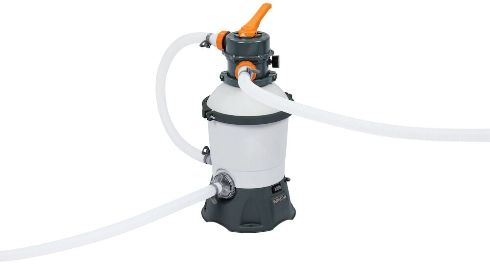 Sandfilterpumpe med slanger og oransje ventil.