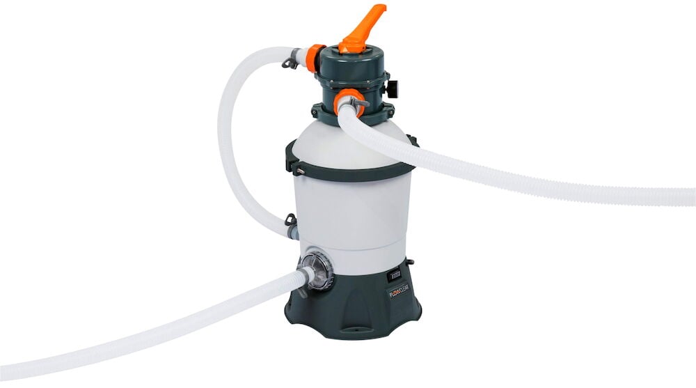 Sandfilterpumpe 3028 Liter GS mit grauem Sockel, weißem Gehäuse, orangefarbenem Griff und angeschlossenen weißen Wellschläuchen.