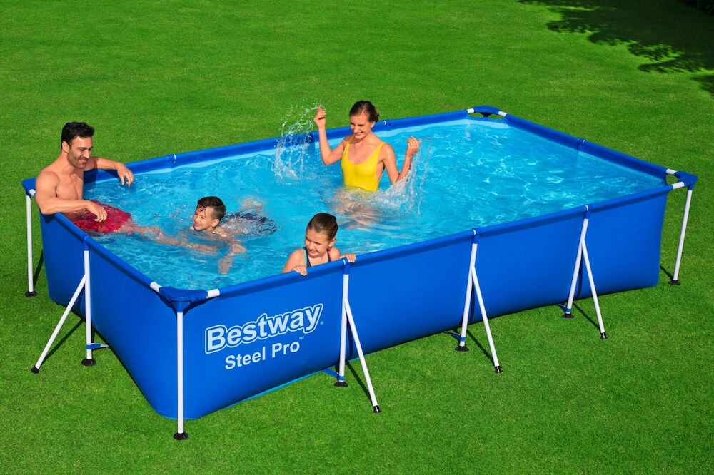 Fire personer leker i rektangulært utendørsbasseng.