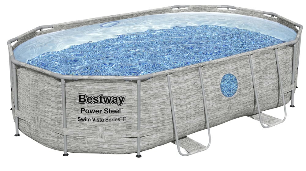 Ovaler Pool mit Rattan-Muster, Leiter und zwei Fenstern.