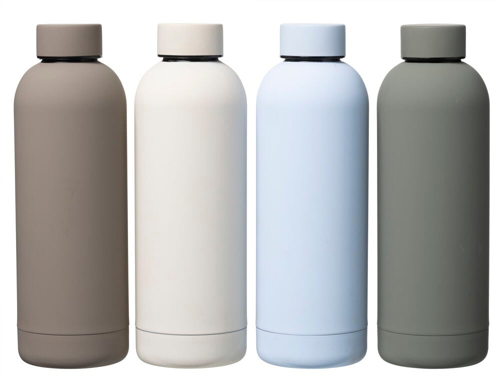 Fire vannflasker i forskjellige farger.