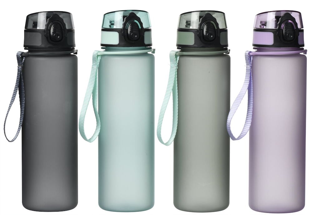 Fyra vattenflaskor i olika färger med bärrem.