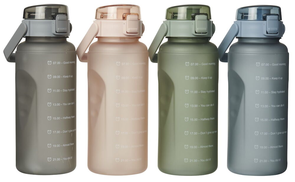 Fyra vattenflaskor i blandade färger och handtag.