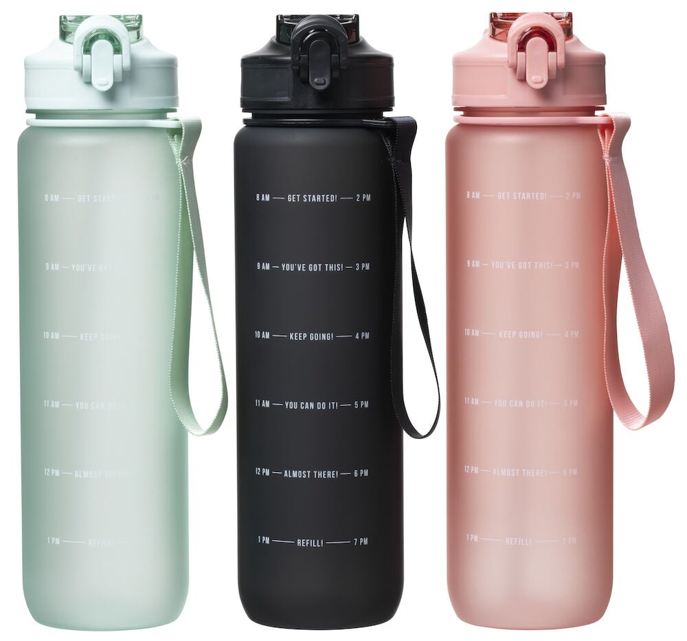 Tre vattenflaskor i olika färger med bärrem.