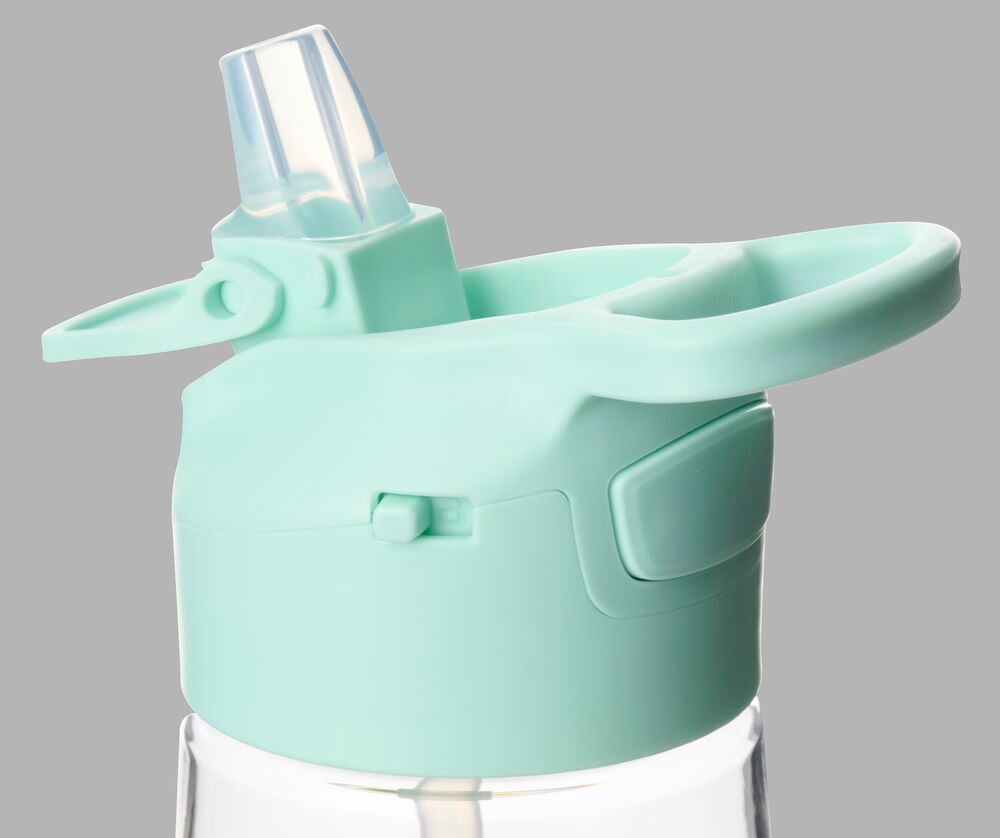 Närbild av en turkos vattenflaska med ett genomskinligt sugrör och integrerat bärhandtag.