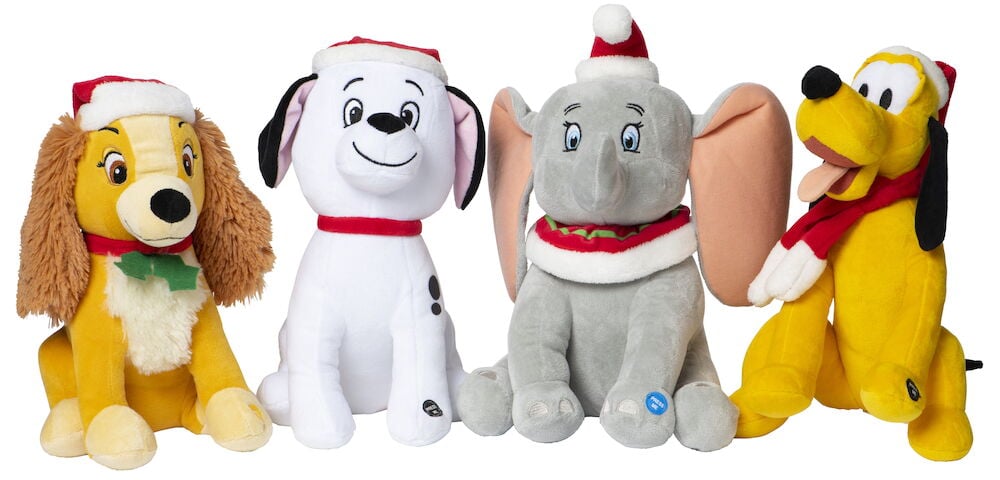 Vier Disney Kuscheltiere mit Weihnachtsmütze und Schal.