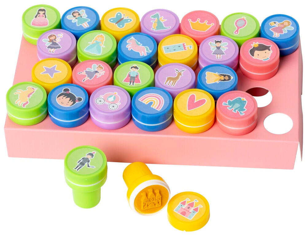 Värikkäitä lastenleimasimia erilaisilla kuvioilla vaaleanpunaisella alustalla.