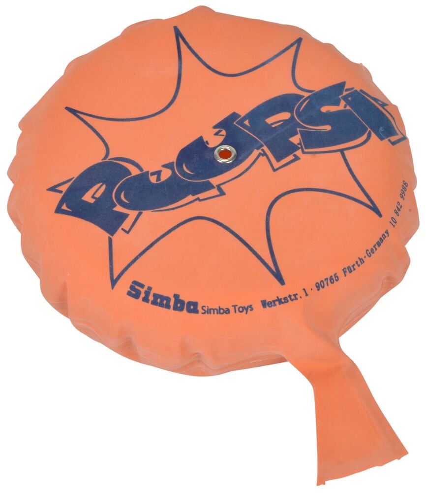 Orange pruttkudde i plast med blå text.