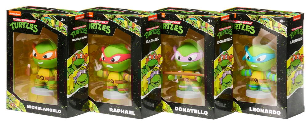 Fyra Teenage Mutant Ninja Turtles figurer i förpackning.