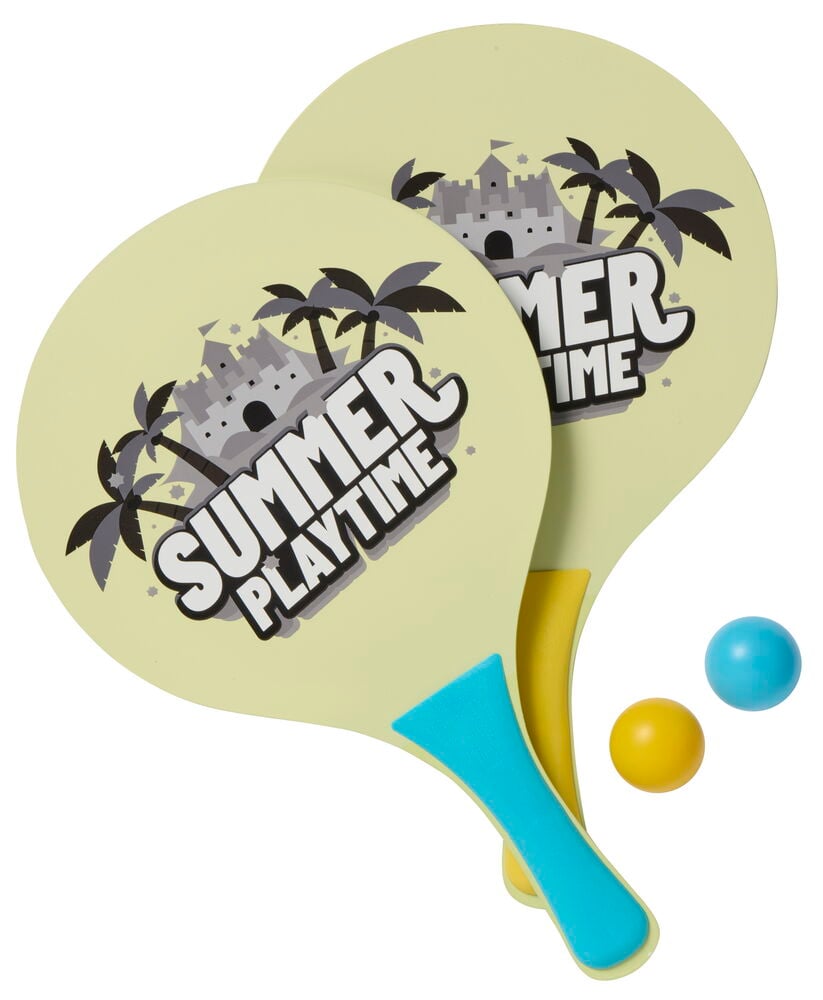 Två strandtennisrack med text och två bollar.