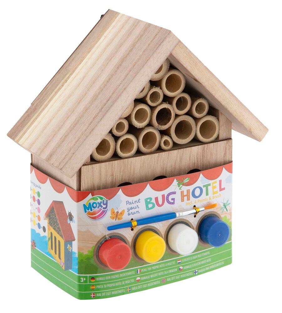 Ein DIY Insektenhotel Moxy mit Holzhaus, Bambusröhren, roten, gelben, weißen, blauen Farben und Pinsel.