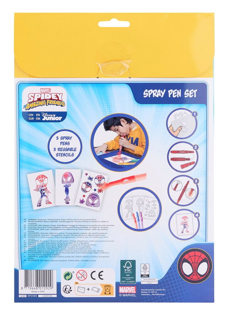 Sprühstifte-Set Spidey und Freunde, mit 3 Sprühstiften und 3 wiederverwendbaren Schablonen, von einem Kind demonstriert.