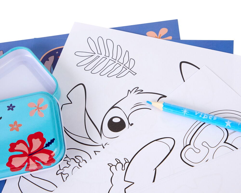 Et Stitch tegne- og skrivesett med en blå blikkboks med hibiskus, fargeleggingssider med Stitch og en blå blyant.