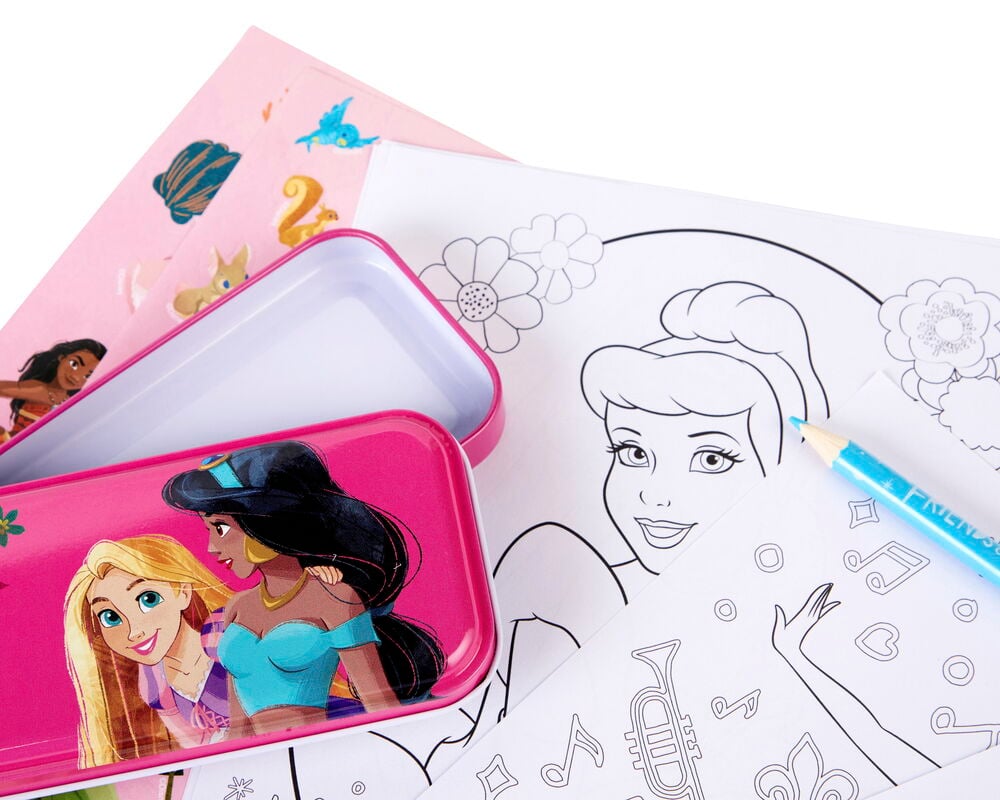 Tegne- og skrivesett Prinsesse, et rosa pennal i metall, fargeleggingsark, klistremerker og en blå blyant.