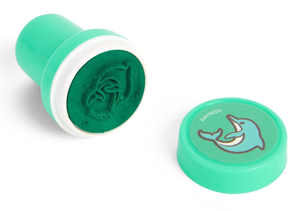Ein grüner Delfinstempel mit dunkelgrünem Stempelkissen und dessen Kappe mit hellblauem ©Disney Delfin.