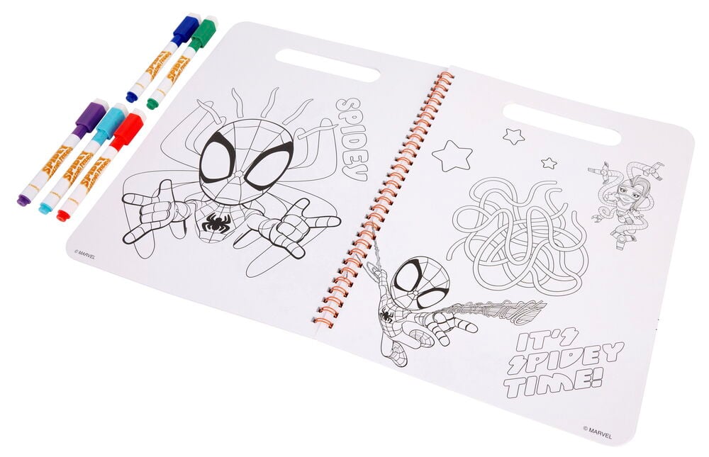 Ein geöffnetes Spidey abwischbares Aktivitätsbuch mit verschiedenen Zeichnungen und sechs farbigen Markern daneben.