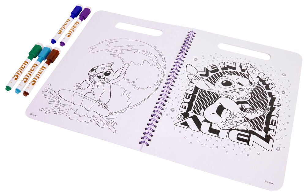 Ein Abwischbares Aktivitätsbuch Color & Create 40 Blätter Verschiedene Sorten offen mit Stitch-Zeichnungen und fünf farbigen Markern.