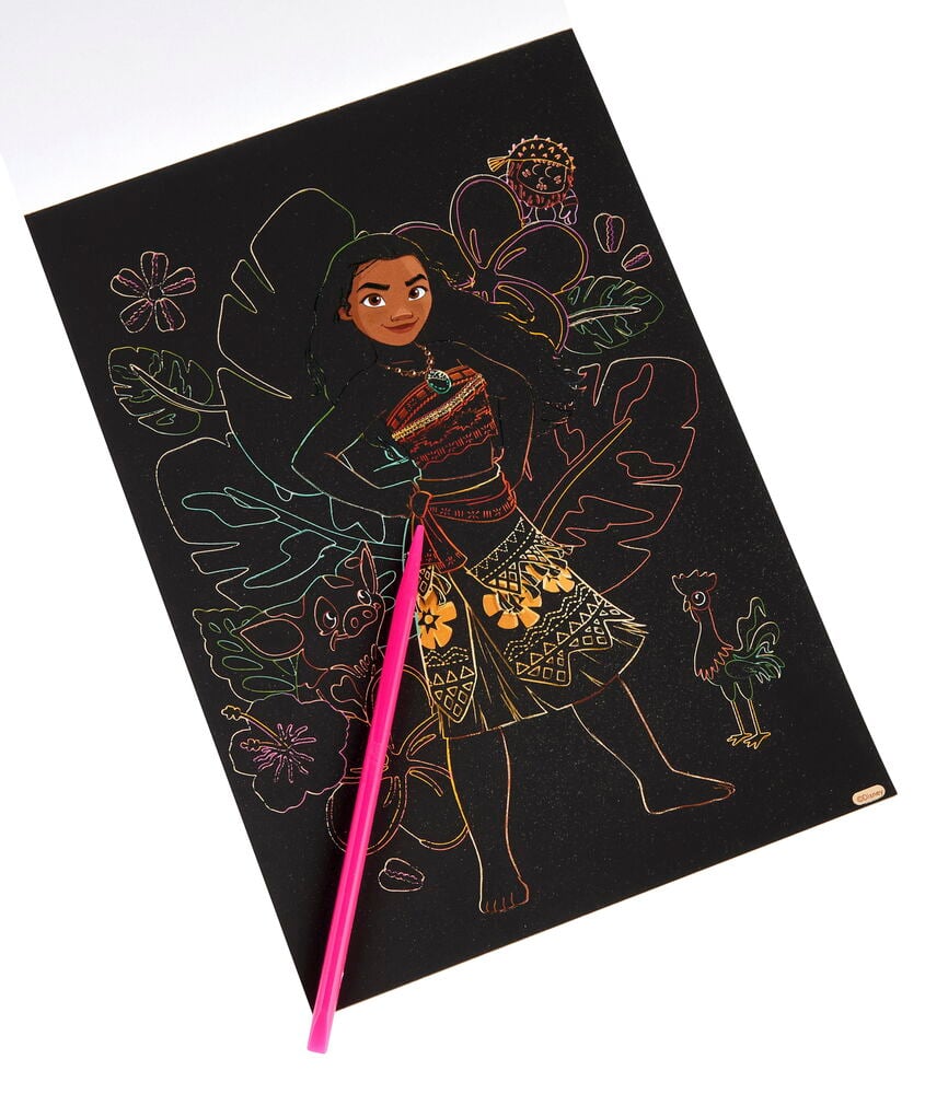 Ein schwarzes Scratch Art Kratzbuch Scratch & Create 15 Seiten Verschiedene Sorten mit Moana-Motiv und rosa Stift.