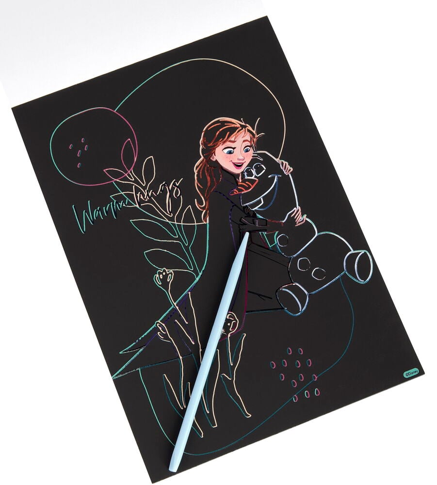 Schwarzes Scratch Art Kratzbuch Scratch & Create 15 Seiten Verschiedene Sorten mit Anna-Olaf-Bild, dazu ein hellblauer Stift.