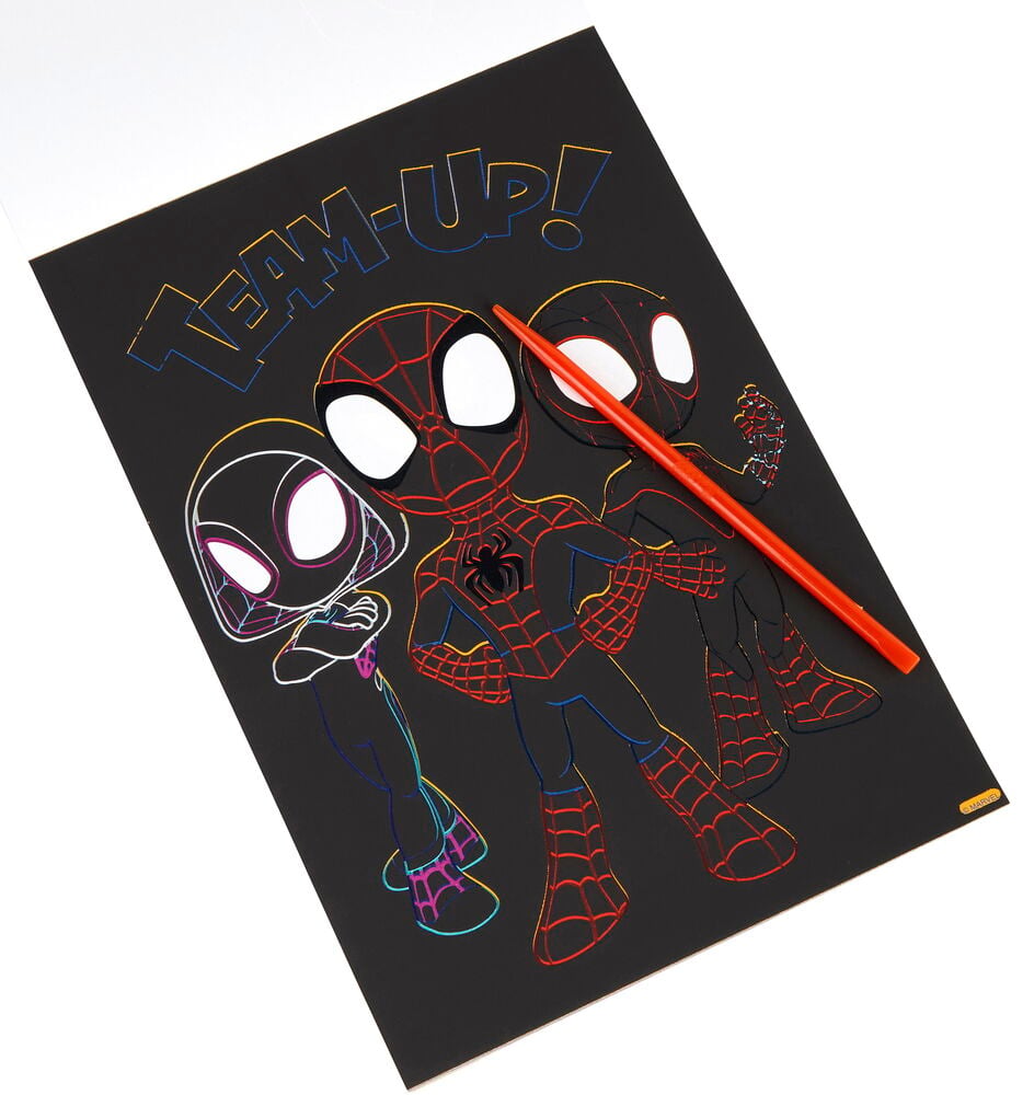 Offenes Scratch Art Kratzbuch Scratch & Create zeigt bunte Spider-Verse Kunst auf schwarzer Seite, mit einem roten Stift.