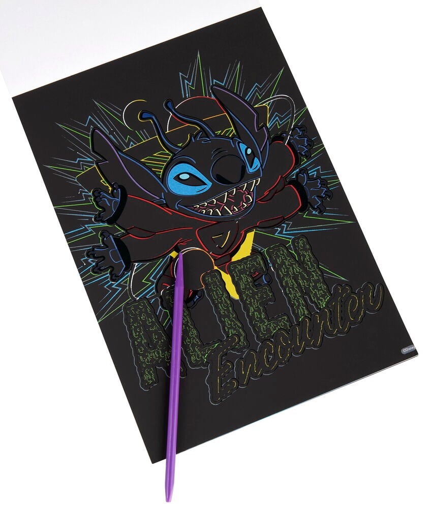 Ein schwarzes Scratch Art Kratzbuch Scratch & Create 15 Seiten Verschiedene Sorten mit Stitch und einem lila Kratzstift.