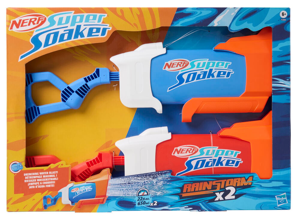 Zwei Nerf Super Soaker Rainstorm Wasserblaster, einer blau und einer rot mit orangen Akzenten, in Verpackung.