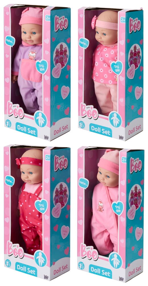 Vier verpackte Puppe Baby Boo 40 cm Verschiedene Sorten zeigen Puppen in rosa, lila, roten Outfits und Accessoires.