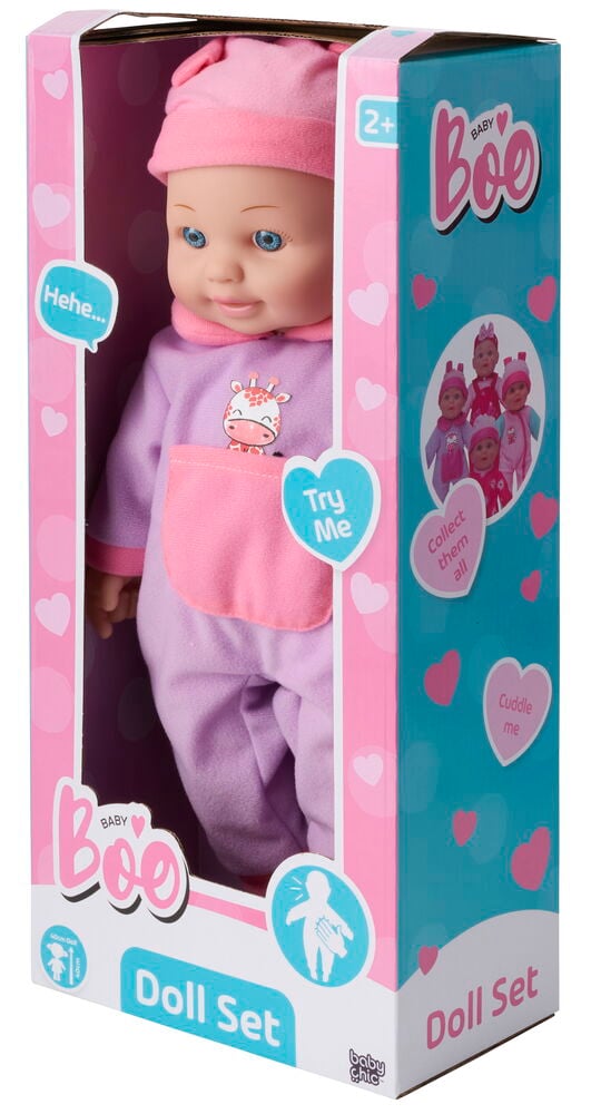Baby Boo 40 cm Puppe mit rosa Mütze, lila Giraffenstrampler, in einer rosa-blauen Verpackung.