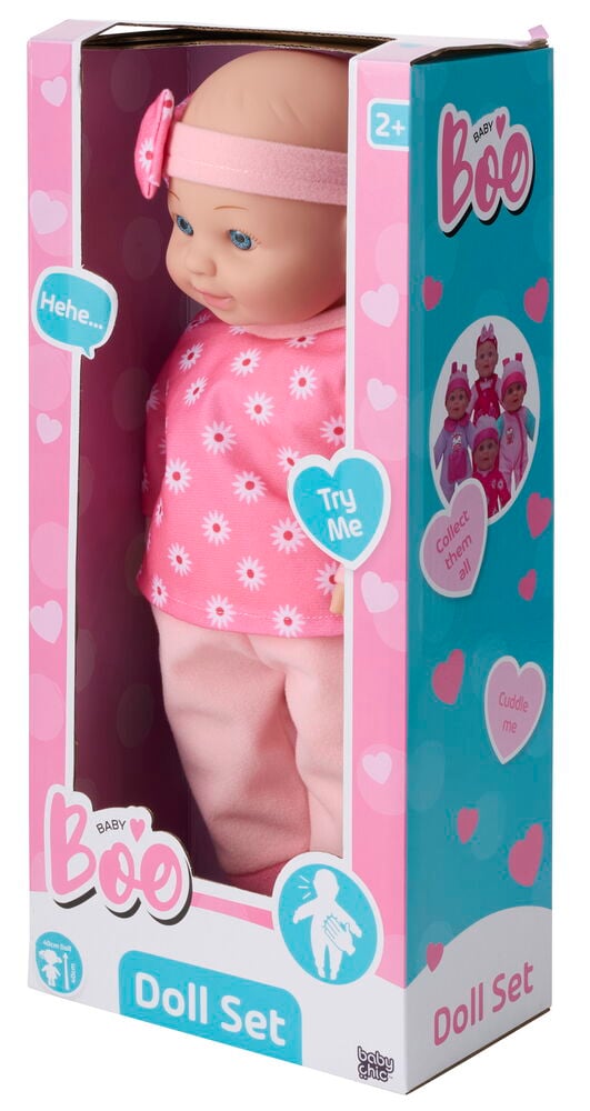 Eine Baby Boo 40 cm Puppe im rosa Gänseblümchen-Outfit mit Stirnband wird in einer rosa-blauen Box gezeigt.