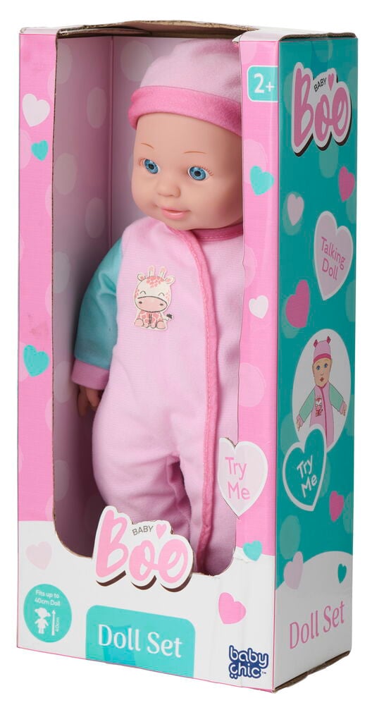 Puppe Baby Boo 40 cm trägt rosa Mütze und rosa/hellblauen Giraffen-Strampler, in einer Displaybox.