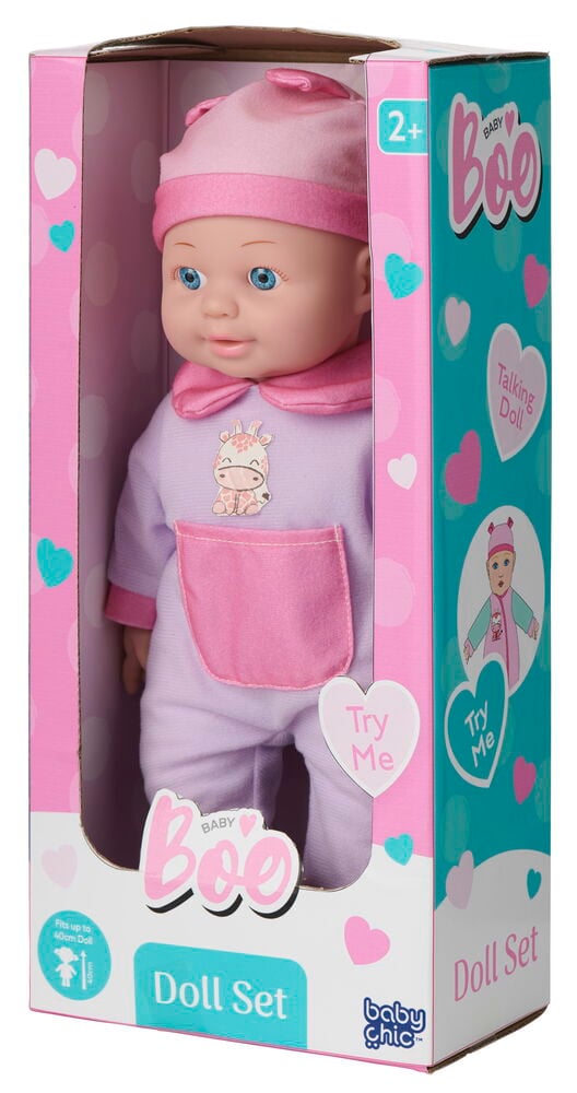 Eine Baby Boo Puppe mit rosa Mütze und lila Strampler mit Giraffenapplikation in einer Displaybox verpackt.
