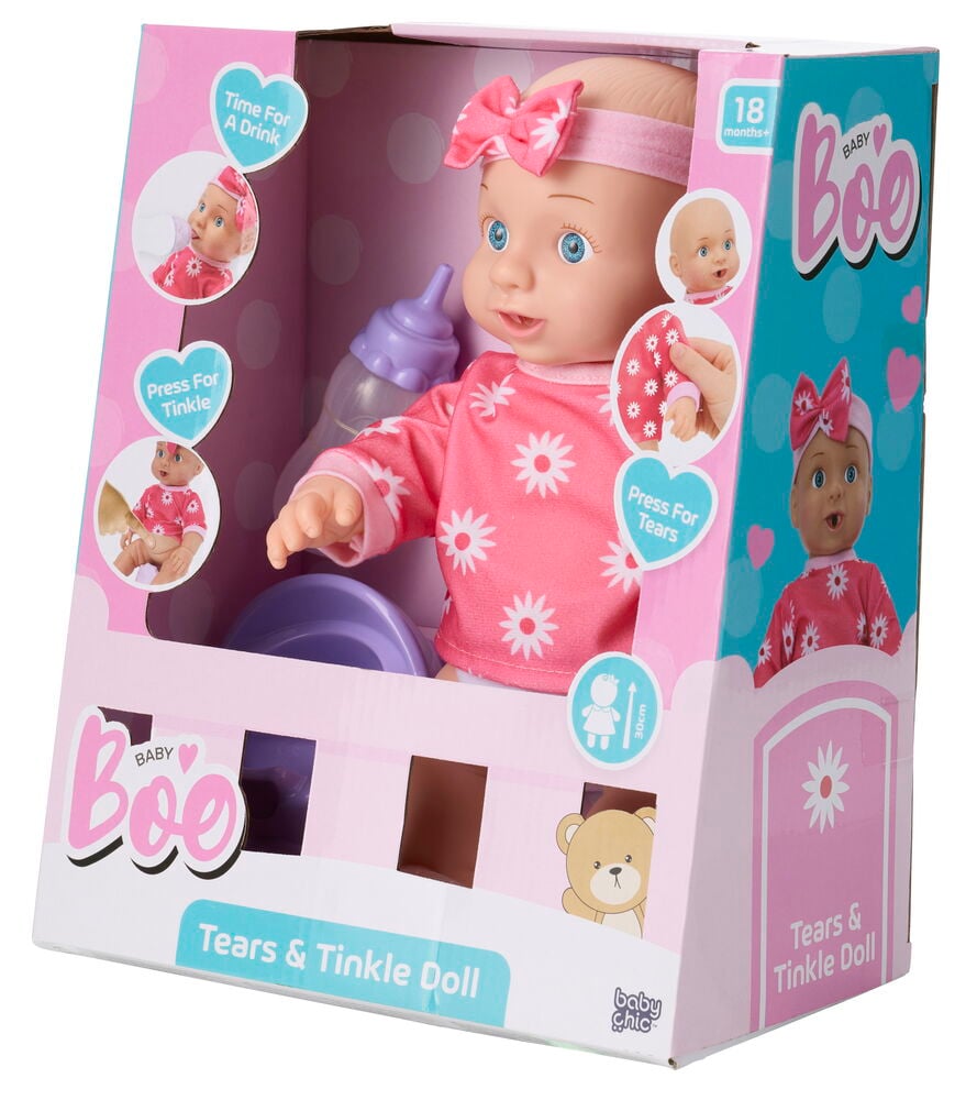 Baby Boo Tears & Tinkle -nukke vaaleanpunaisessa kukkapaidassa, vaaleanpunaisessa rusetissa, pullon ja potan kanssa.