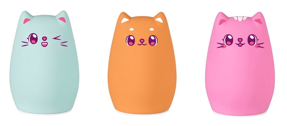 Tre katteformede Nattlampe Bedtime Buddy 14 cm Flere sorter i lyseblå, oransje og rosa.
