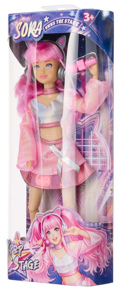 Nukke K-Pop Stage 26 cm, vaaleanpunaiset hiukset, valkoinen toppi, vaaleanpunainen takki, hame, kissa-kuulokkeet, pitää mikrofonia.