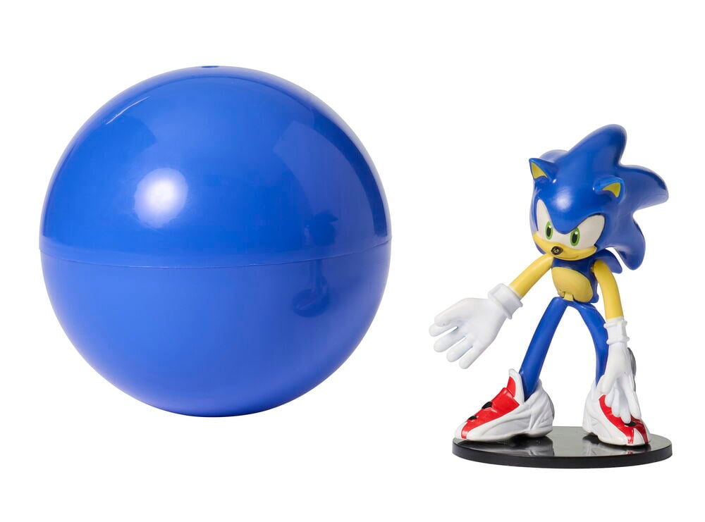 Keräilyhahmo Sonic Prime 8 cm, sininen punaisilla kengillä, seisoo suuren sinisen pallon vieressä.