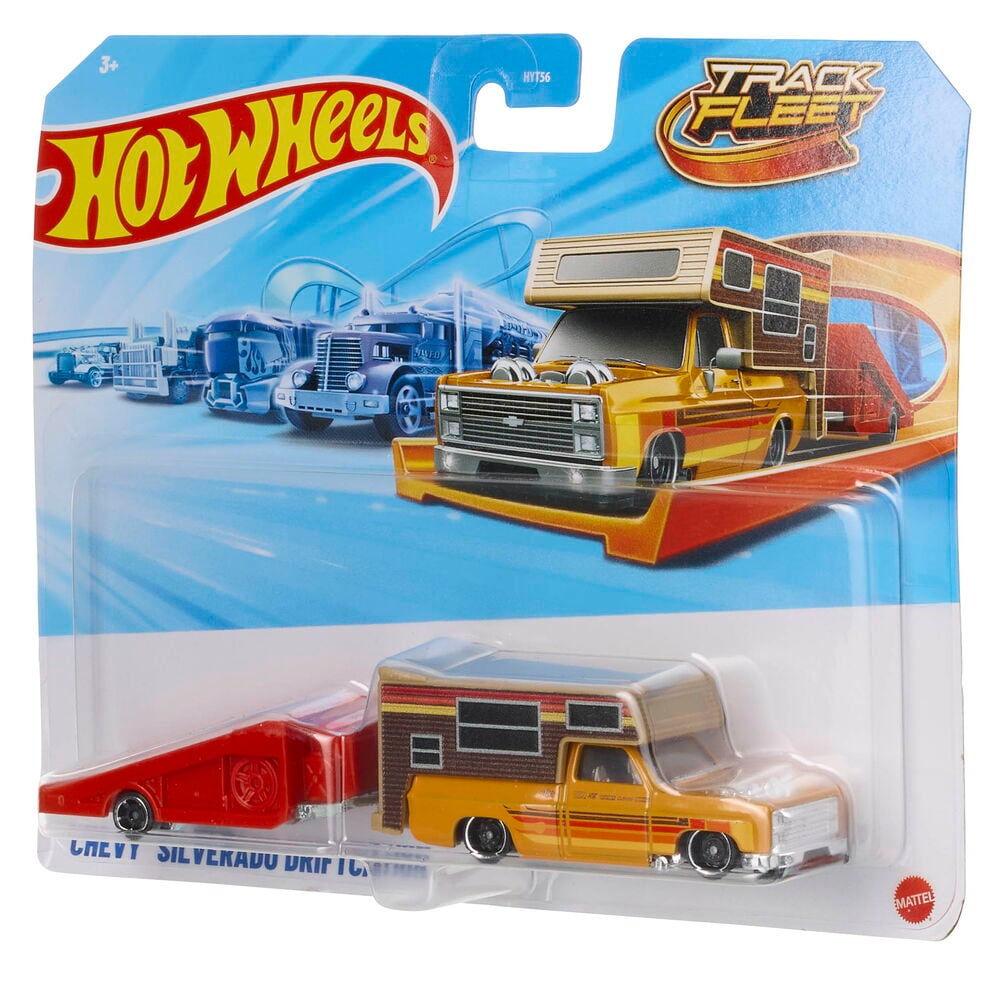 Kilpa-auton kuljetus Hot Wheels 1-pack Valikoima: keltainen Chevy Silverado matkailuauto vetää punaista driftautoa pakkauksessa.