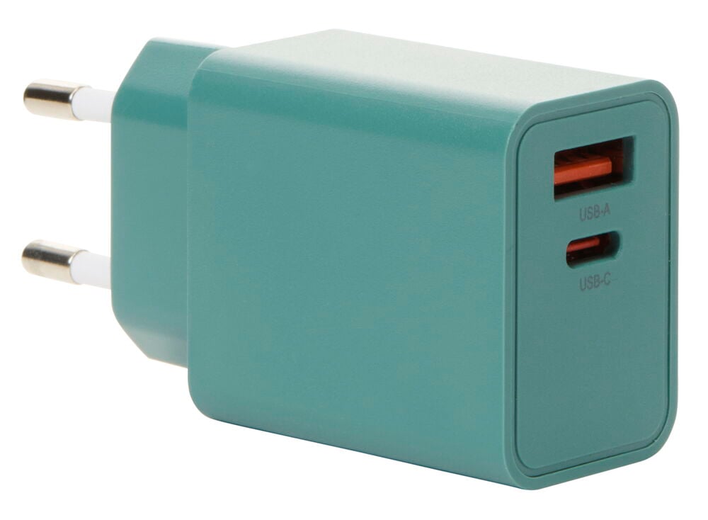 Grön laddadapter med USB A och USB C portar.