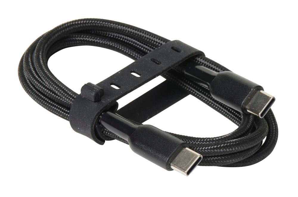 Svart USB-C till USB-C sladd med nylonfläta.