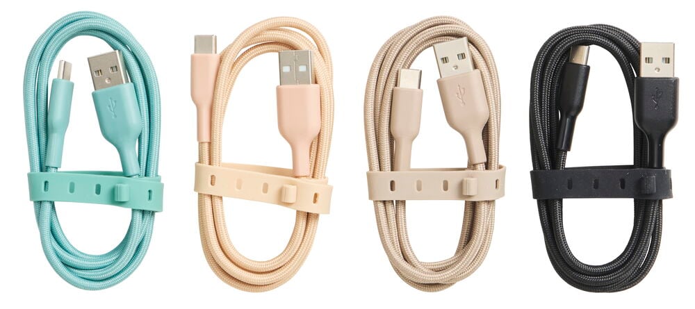 Fyra USB-A till USB-C laddningskablar i olika färger.