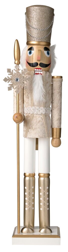 Ein beiger Nussknacker 75 cm mit goldglitzerndem Hut und Stab mit Schneeflocke, auf weißem Sockel.