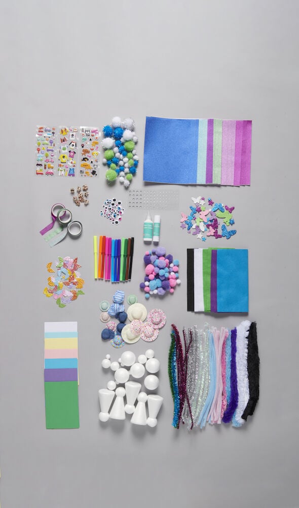 Pysselmaterial i färg, piprensare papper klistermärken tejp.