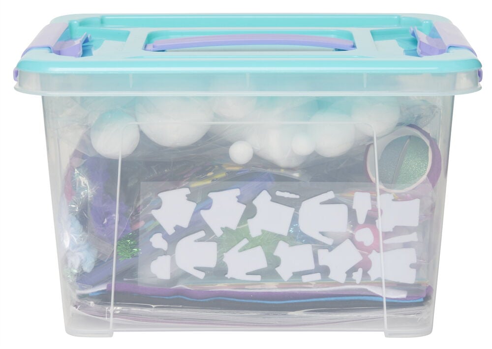 Turkos plastlåda fylld med pysselmaterial för barn.