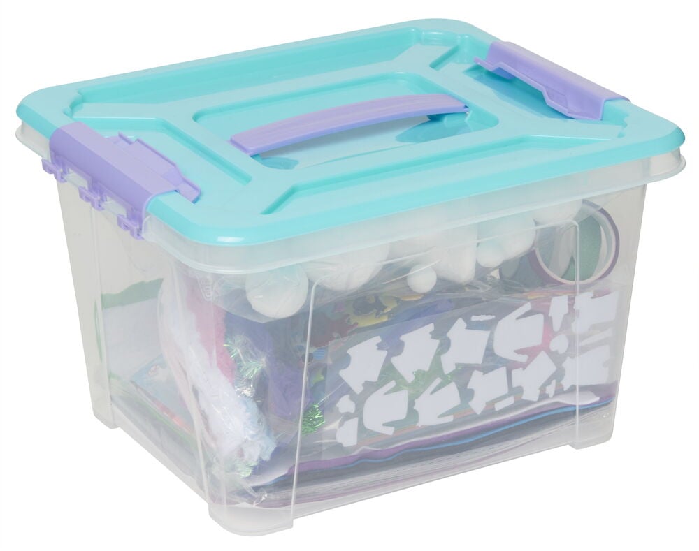 Turkos plastlåda fylld med pysselmaterial för barn.