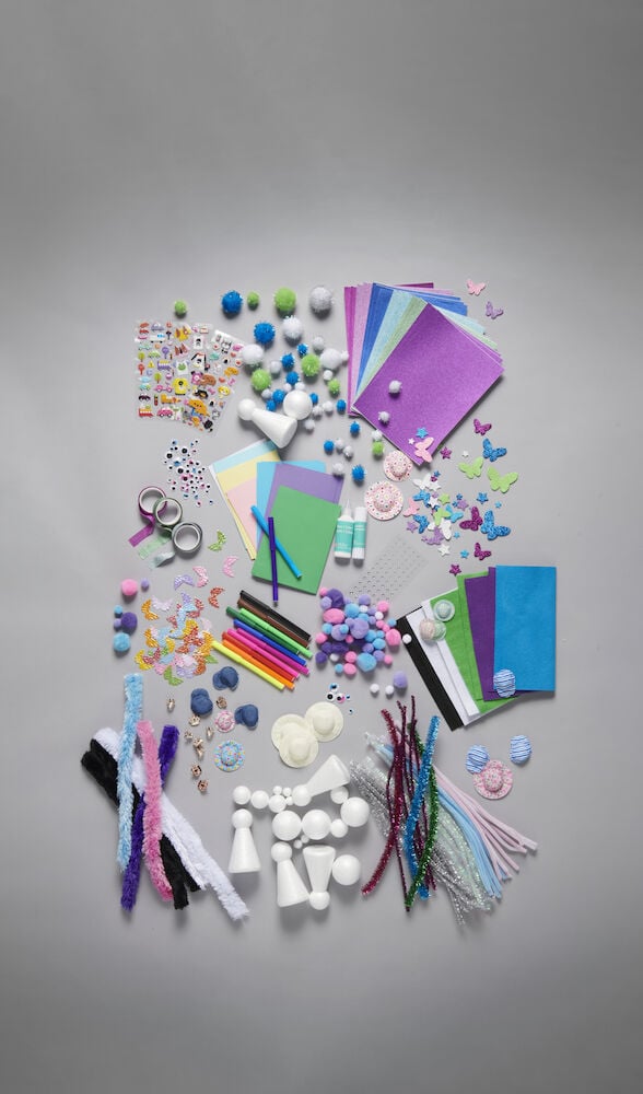 Olika pysselmaterial i turkosa och färgglada nyanser.