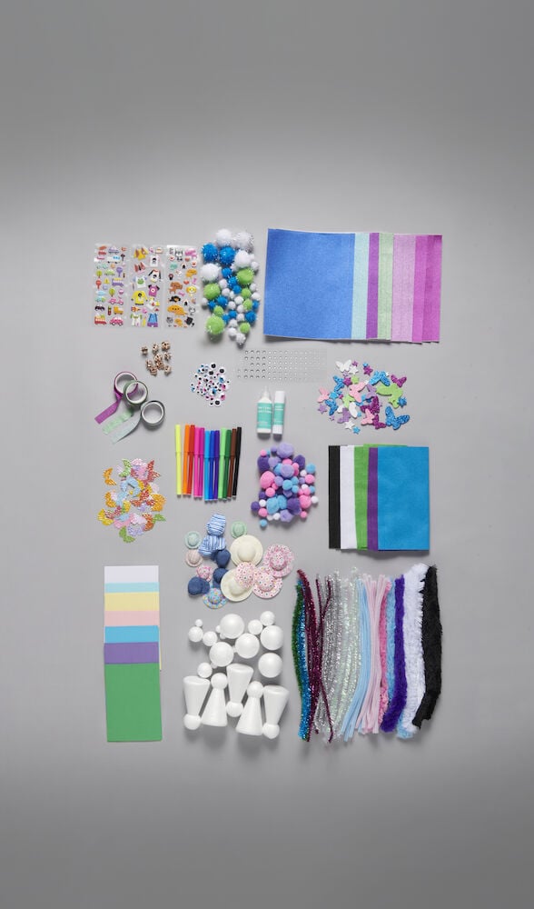 Pysselmaterial sorterade på grå bakgrund i flera färger.