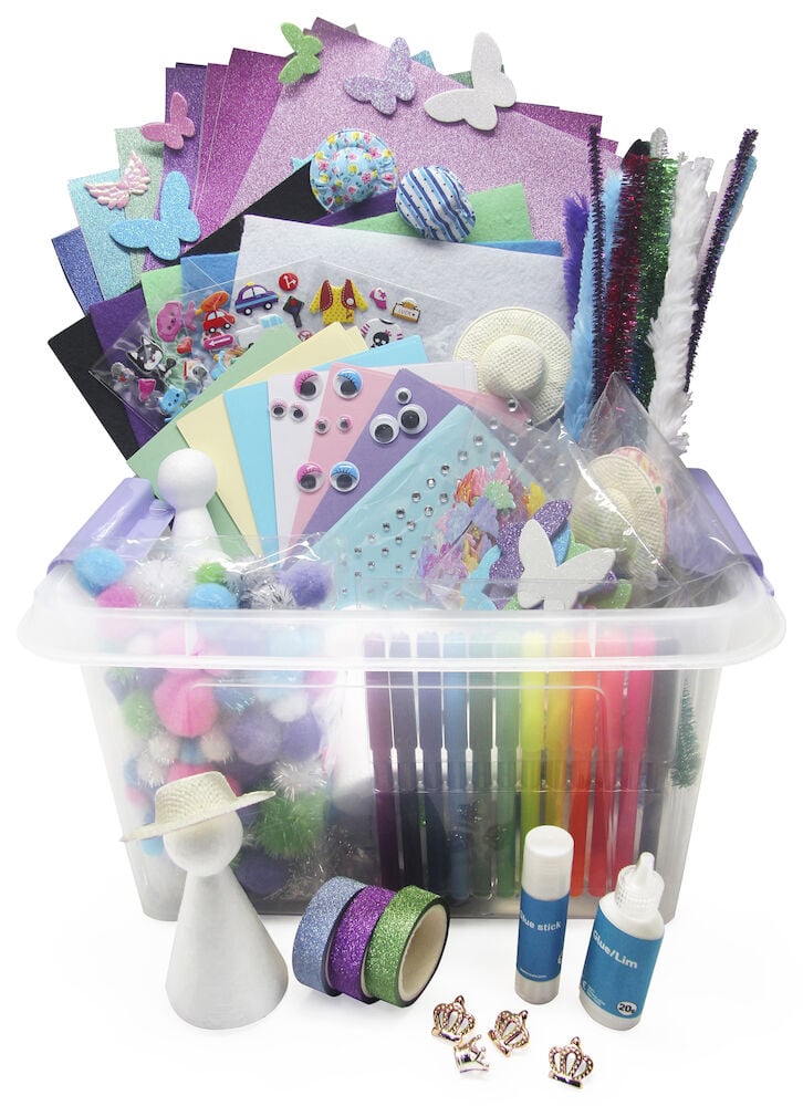 Bastelbox mit farbigem Papier, Stiften und Bastelmaterial.