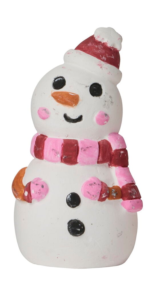 Weißer Schneemann mit roter Mütze, rosa-rot gestreiftem Schal, oranger Nase, schwarzen Merkmalen und rosa Wangen.